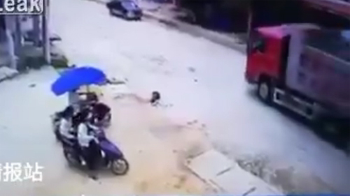 Em bé bị xe tải cuốn vào gầm, tài xế lao xuống tìm kiếm trong hoảng sợ