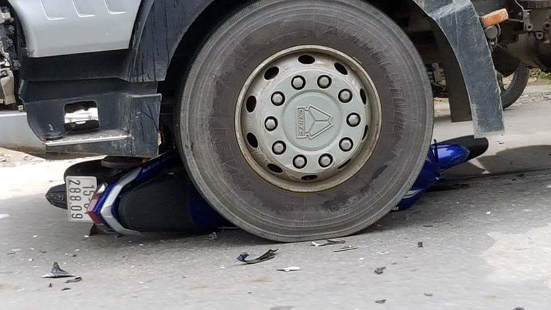 Container 'ôm' xe máy vào gầm, một người tử vong