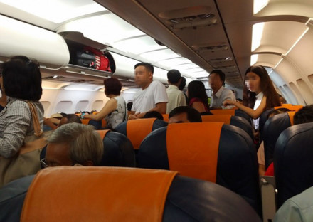 Máy bay Hà Nội - Cần Thơ hạ cánh xuống... Tân Sơn Nhất