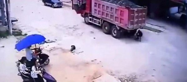 Bé trai thoát chết thần kỳ dưới gầm xe tải nhờ ứng biến thông minh