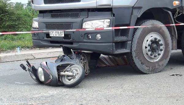 Bị xe tải cuốn vào gầm, cha mẹ tử vong, con 3 tuổi nguy kịch