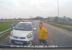 Thanh Hoá: Chạy ngược chiều bị chặn, tài xế taxi rút tuýp sắt đòi xử