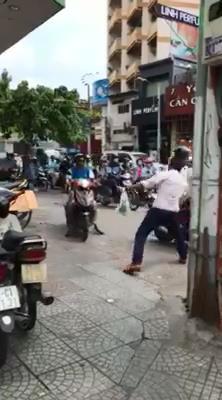 Ông Tây chặn xe máy leo vỉa hè giữa trung tâm Sài Gòn