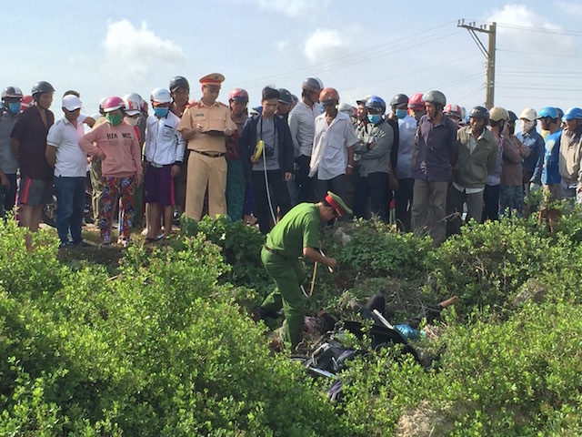 Người đàn ông nằm chết trong bụi cây, mặt đầy máu