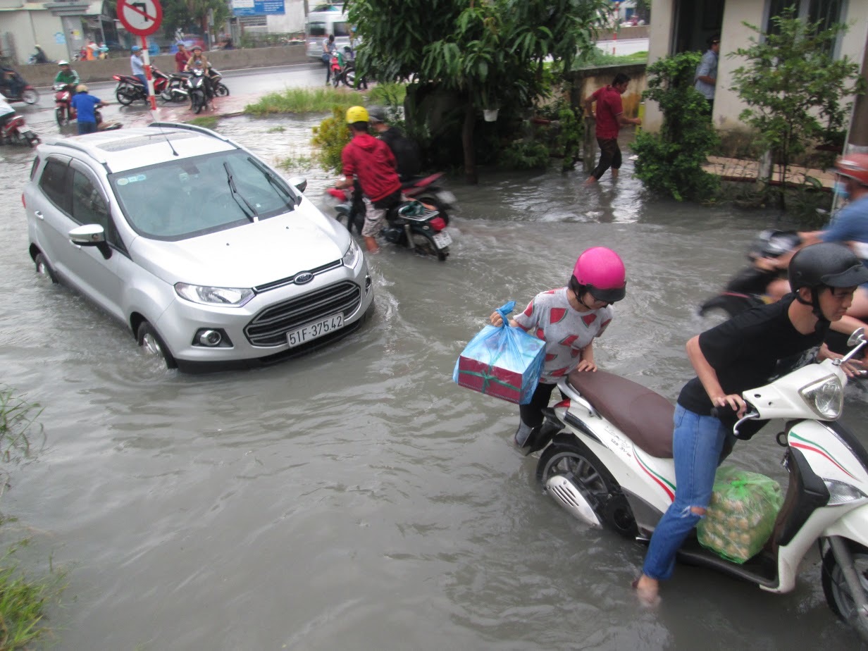 Đường sắt Bắc Nam tê liệt gần 1 giờ vì…ngập