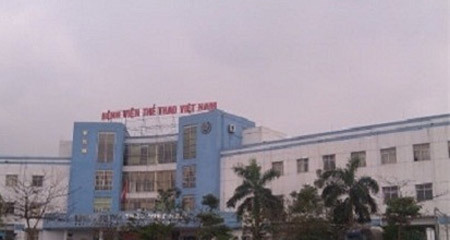 Bác sĩ bị côn đồ hành hung, bắt quỳ gối xin lỗi