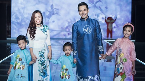 MC Phan Anh cùng vợ và 3 con trình diễn thời trang