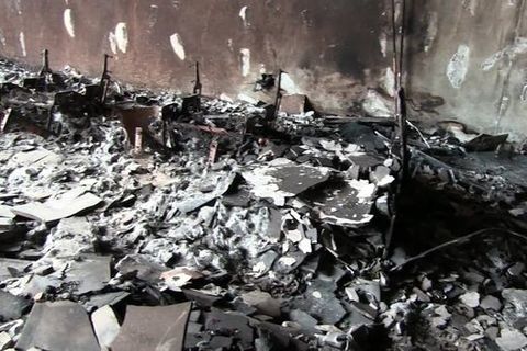 Đống tro tàn bên trong chung cư bị cháy ở Anh