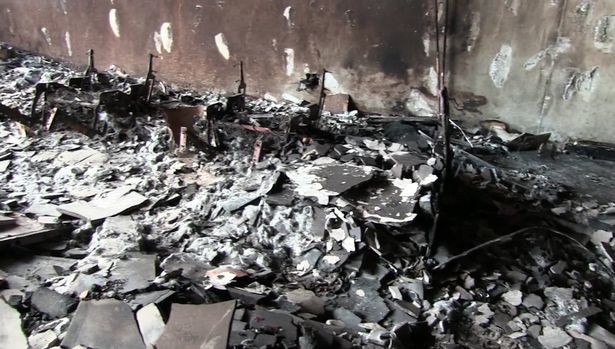 Đống tro tàn bên trong chung cư bị cháy ở Anh