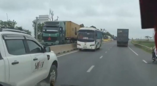 Xe khách liều lĩnh chạy ngược chiều để tránh tắc đường