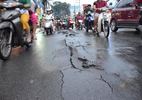 Mưa lớn, đường Sài Gòn bị bong tróc nham nhở
