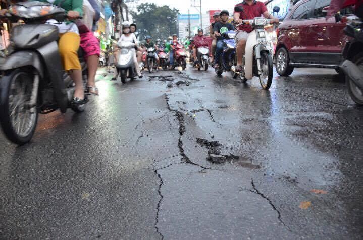 Mưa lớn, đường Sài Gòn bị bong tróc nham nhở