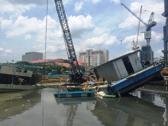 Chìm sà lan thi công cống ngăn triều 10 nghìn tỷ ở Sài Gòn