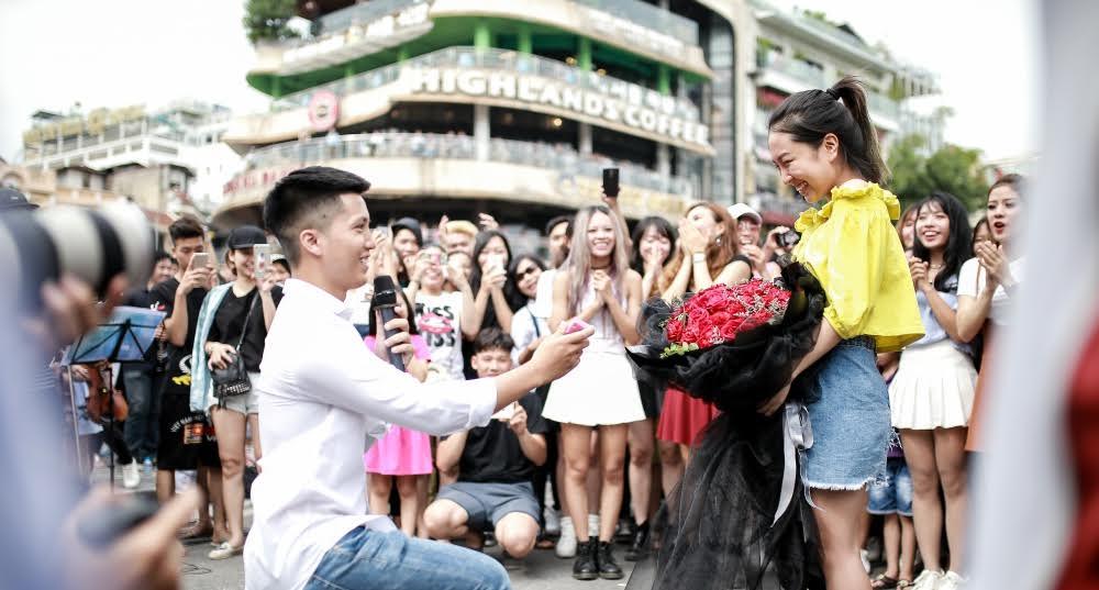 Chàng trai cầu hôn bạn gái ở phố đi bộ Hà Nội gây chú ý
