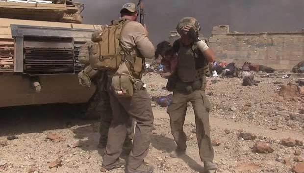 Xem cựu binh Mỹ liều mình giữa làn đạn cứu bé gái Iraq