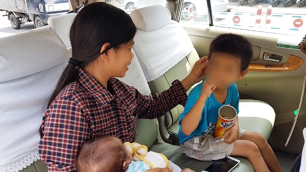 Tình tiết bất ngờ vụ mẹ bỏ rơi 2 con trên vỉa hè Sài Gòn