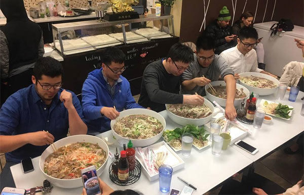 Tận mắt thấy tô phở to nhất thế giới