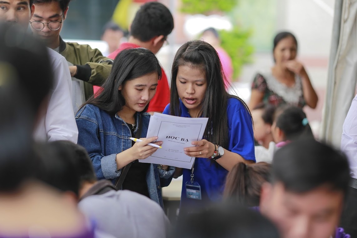 Dùng phà đặc biệt chở đề thi vượt biển ra đảo