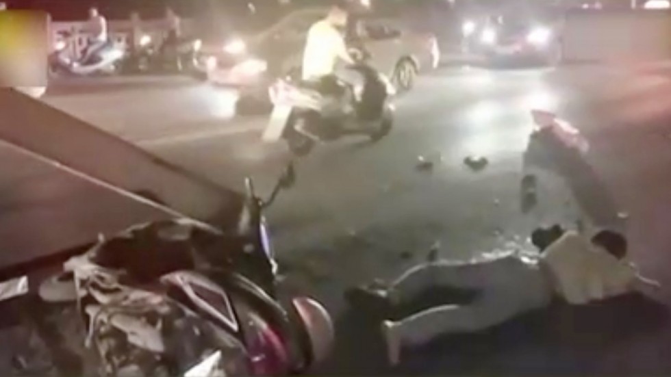 Giữa đường gặp nạn, bé trai 6 tuổi xin cứu cha trước