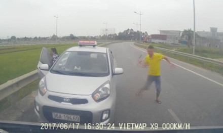 Kết đắng cho tài xế taxi chạy ngược chiều, rút tuýp sắt đe dọa