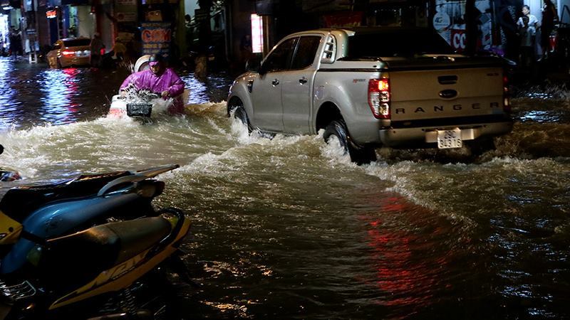 Hà Nội: Vật lộn giữa dòng nước trong mưa lớn