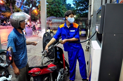 Giá xăng giảm mạnh, kỷ lục trong nhiều năm qua