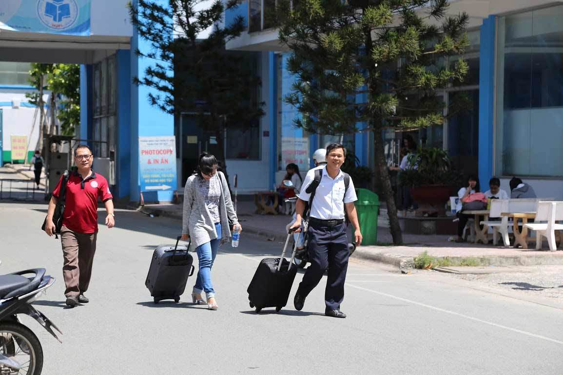Giảng viên đại học tấp nập lên đường đi coi thi