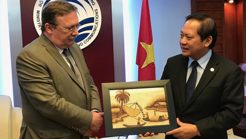 Món quà đặc biệt Bộ trưởng dành tặng ngài Đại sứ