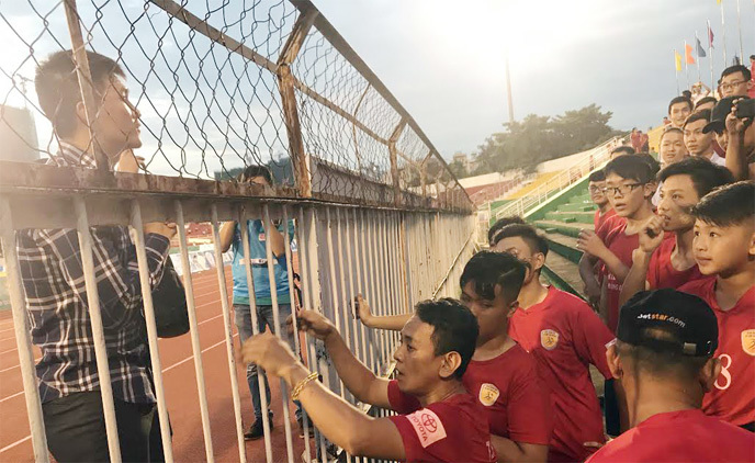 Đội nhà đá như...