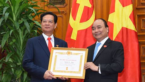 Trao huy hiệu 50 năm tuổi Đảng cho nguyên Thủ tướng Nguyễn Tấn Dũng