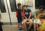Cảm động bé trai dùng tay làm gối cho mẹ ngủ trên tàu điện