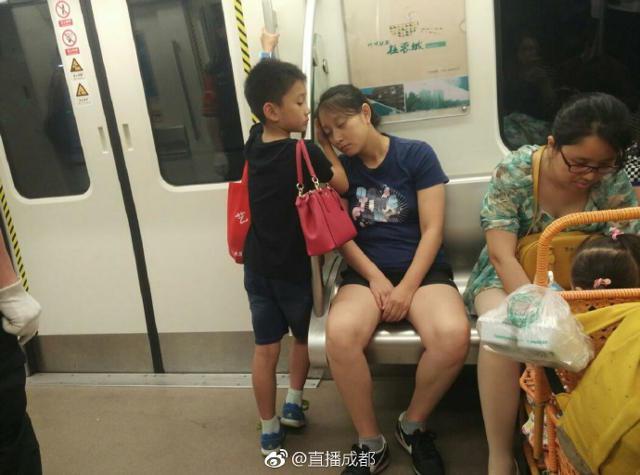 Cảm động bé trai dùng tay làm gối cho mẹ ngủ trên tàu điện