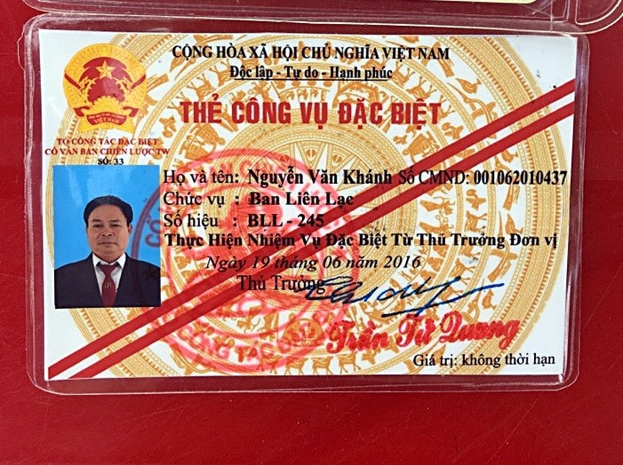 Móc thẻ công vụ đặc biệt để xin cảnh sát giao thông