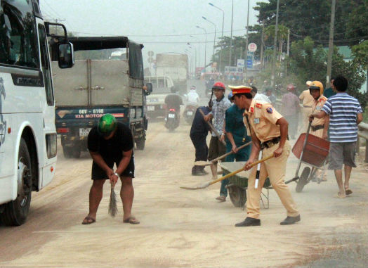 CSGT dùng xẻng hốt cát tràn ra quốc lộ