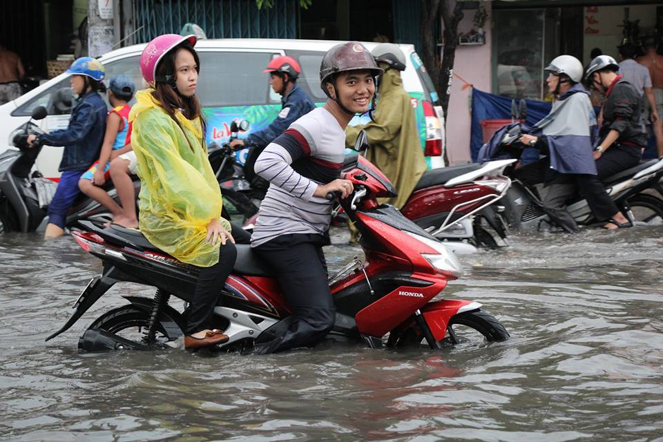 Mưa trên diện rộng ở Sài Gòn, nhiều tuyến đường ngập nặng