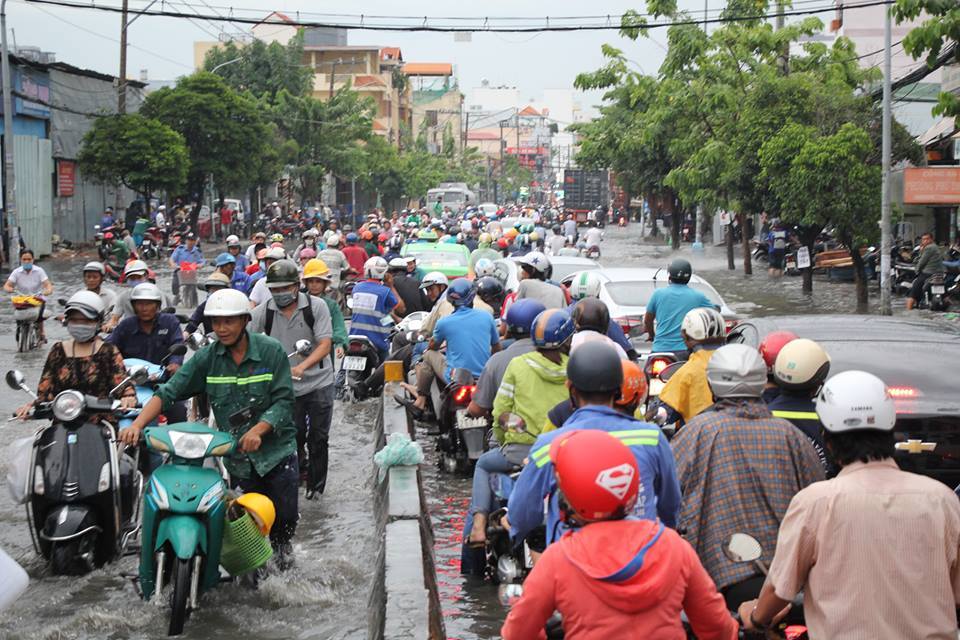 Mưa trên diện rộng ở Sài Gòn, nhiều tuyến đường ngập nặng