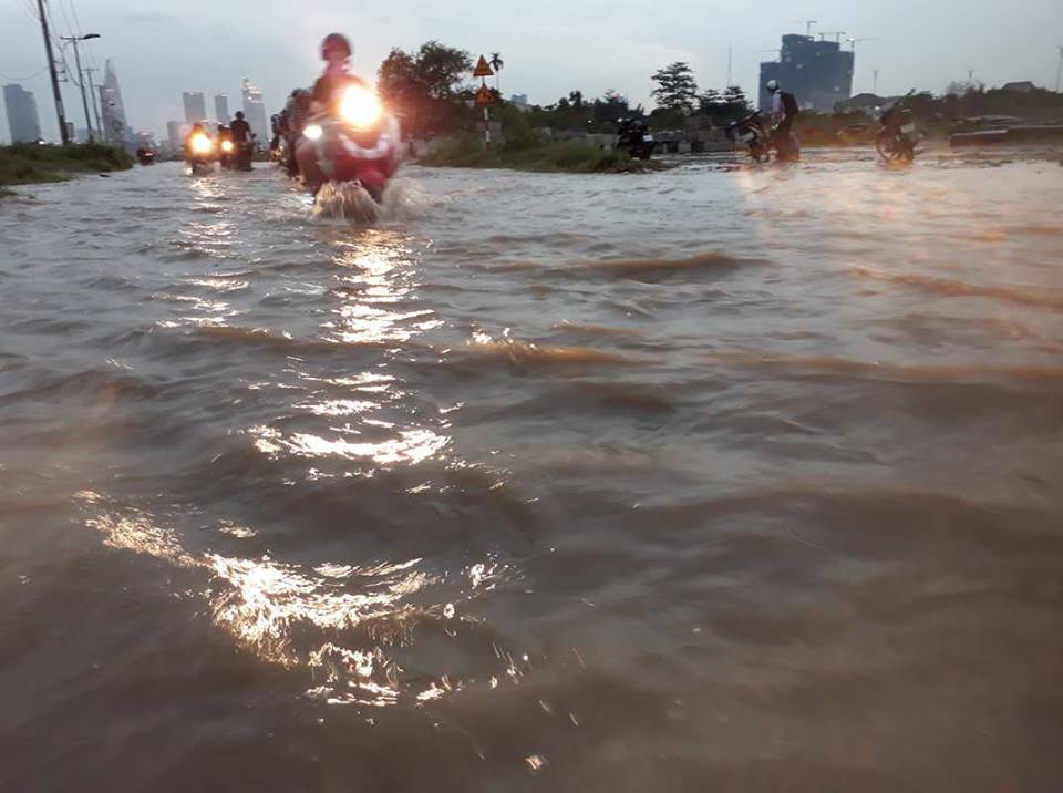 Mưa trên diện rộng ở Sài Gòn, nhiều tuyến đường ngập nặng