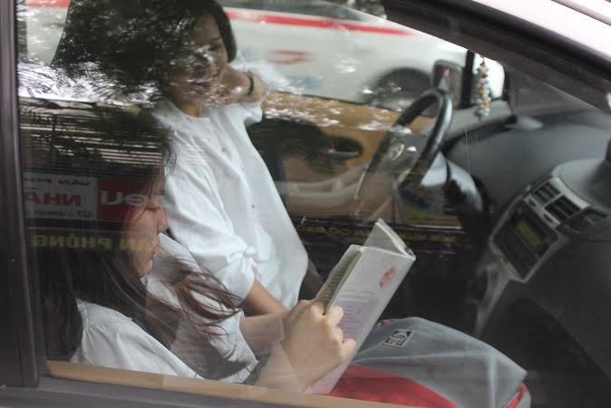 Sĩ tử ôn bài ngay trên xe để bước vào kỳ thi THPT quốc gia