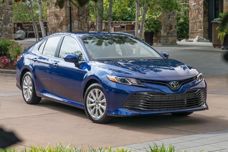 Camry Mỹ 2018 giá từ 534 triệu: Cuộc đổi ngôi, cơn sốt mới