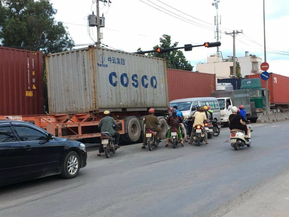 Dân Sài Gòn ám ảnh sống chung với 'hung thần' container