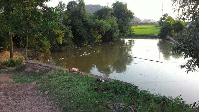 Bố làm nương về thấy 2 con chết dưới ao
