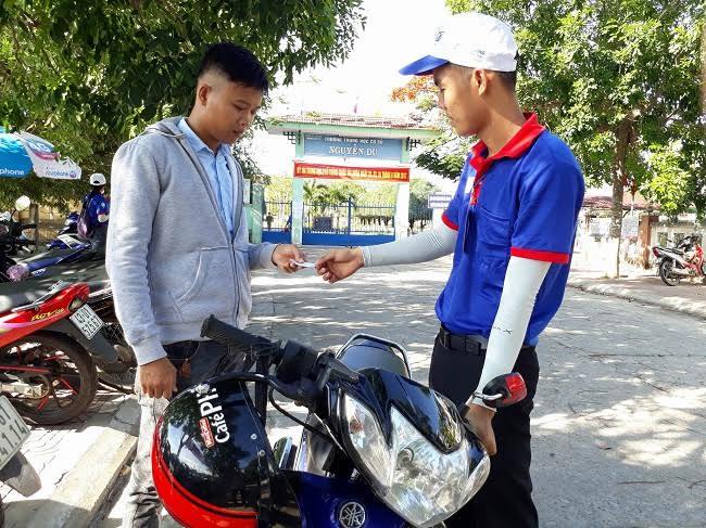 Sinh viên lập nhóm trông xe miễn phí cho thí sinh