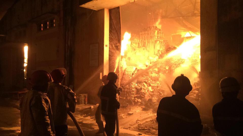 Cháy nổ lớn tại nhà kho sát trung tâm Sài Gòn