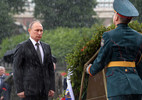 Tổng thống Putin đội mưa viếng mộ Chiến sĩ vô danh