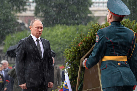 Putin đội mưa viếng Mộ Chiến sĩ vô danh