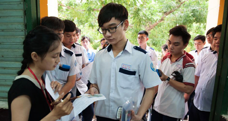 Giáo viên nhận xét bài thi tổ hợp Khoa học Tự nhiên