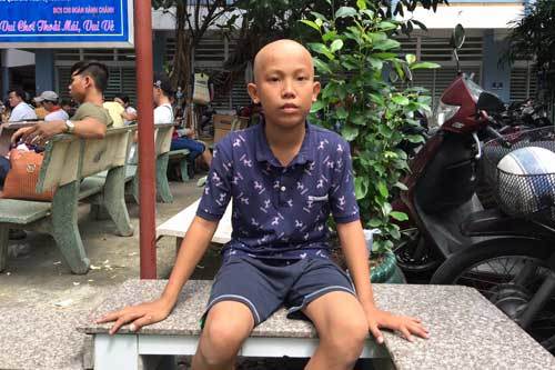 Vợ mất vì không tiền chữa bệnh, con trai lại mắc ung thư