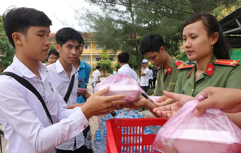 Nấu cơm miễn phí phục vụ thí sinh