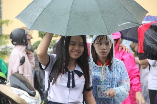 Thí sinh Sài Gòn kết thúc buổi thi trong cơn mưa tầm tã