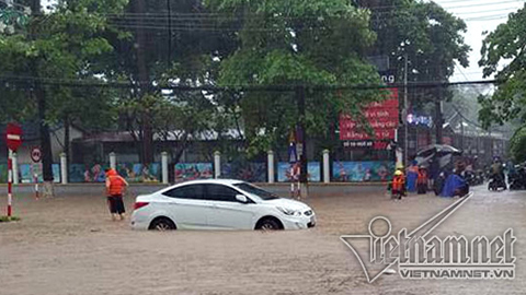 Mưa lớn, Thái Nguyên ngập mênh mông không còn thấy đường